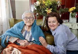 Modesta de 107 años recién cumplidos con su hija Trini.