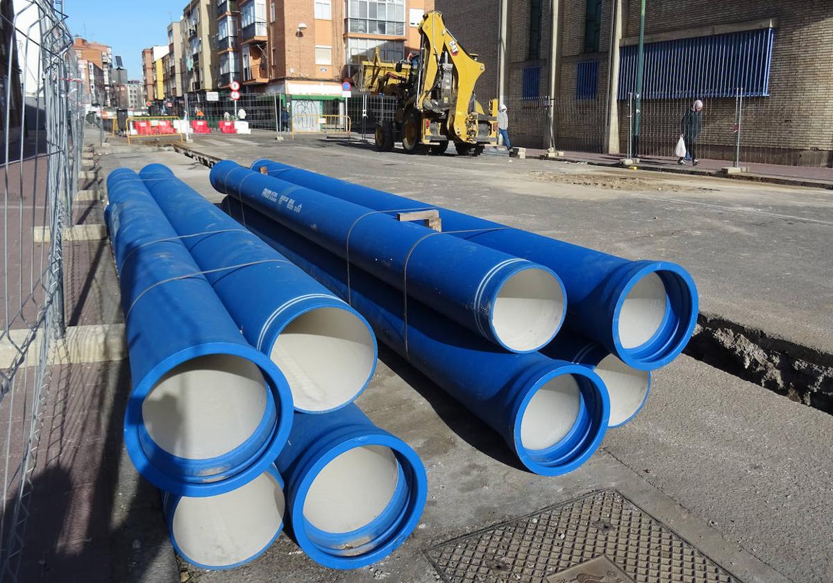 Tubos apilados para renovar el conducto de agua potable en la calle Villabáñez, junto al túnel de Vadillos, del lado de Pajarillos.