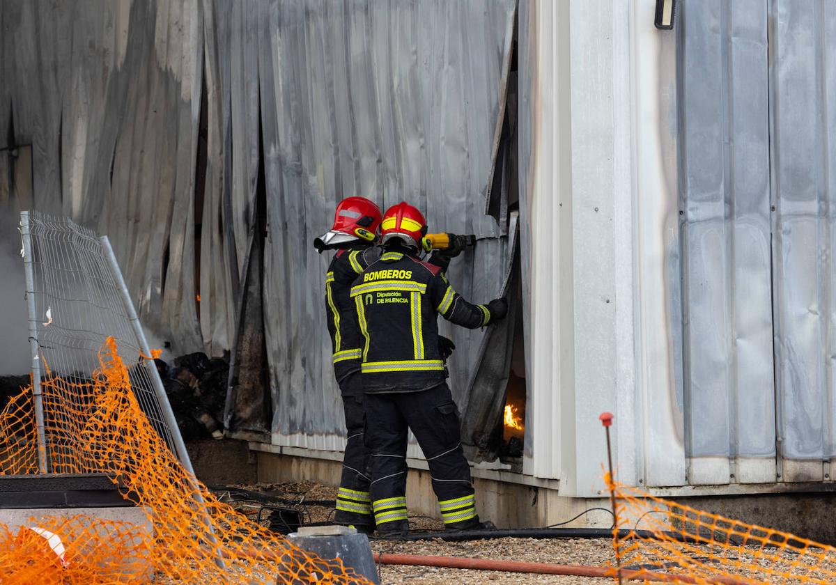 Bomberos de la Diputación de Palencia, en el incendio de Cascajares.