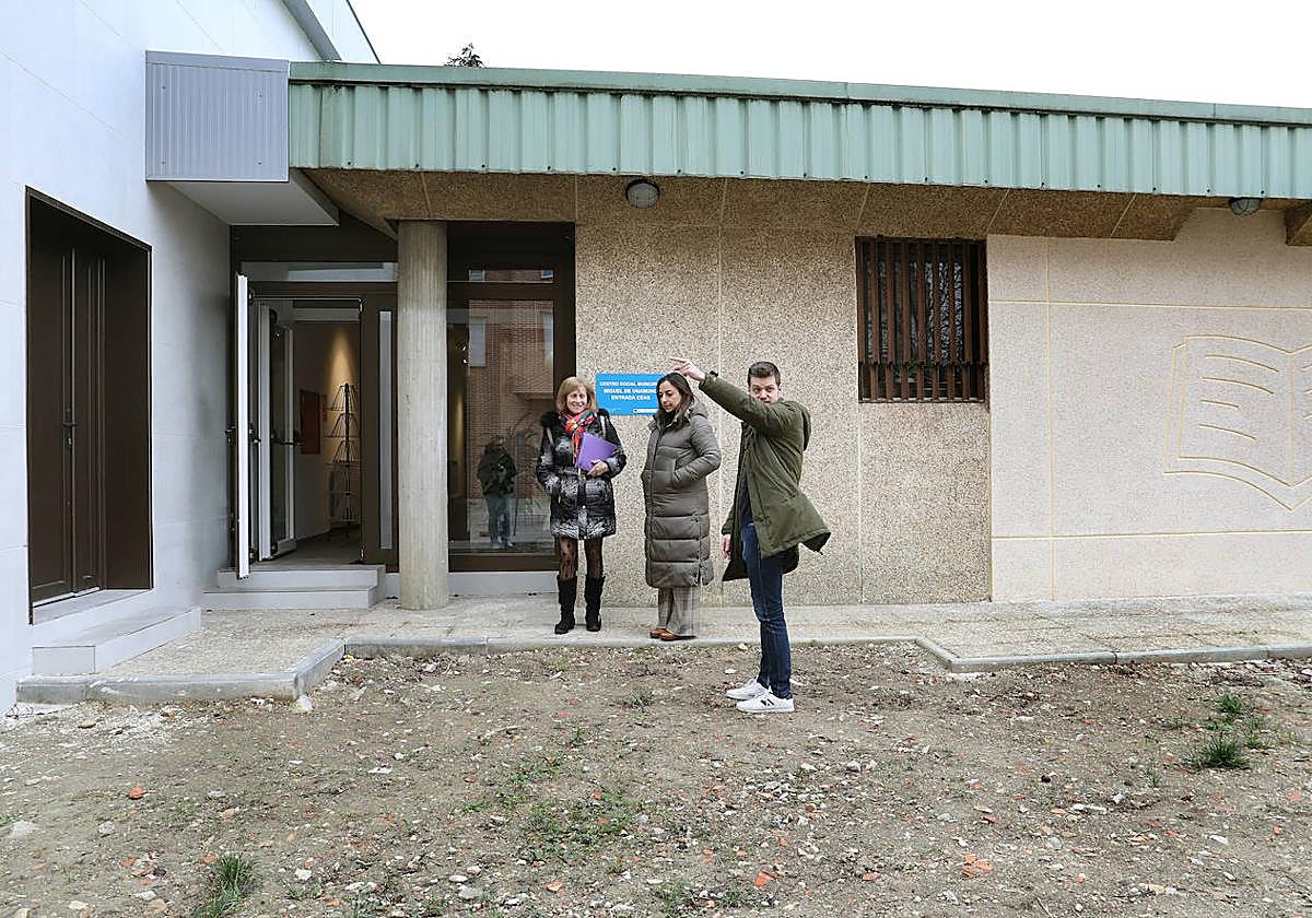 La alcaldesa con los concejales de Urbanismo y Servicios Sociales visita el centro social del Campo de la Juventud.