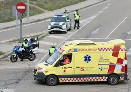 Una ambulancia acude a una urgencia en Valladolid.
