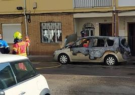 Vehículo que ha ardido en la calle San Antonio.