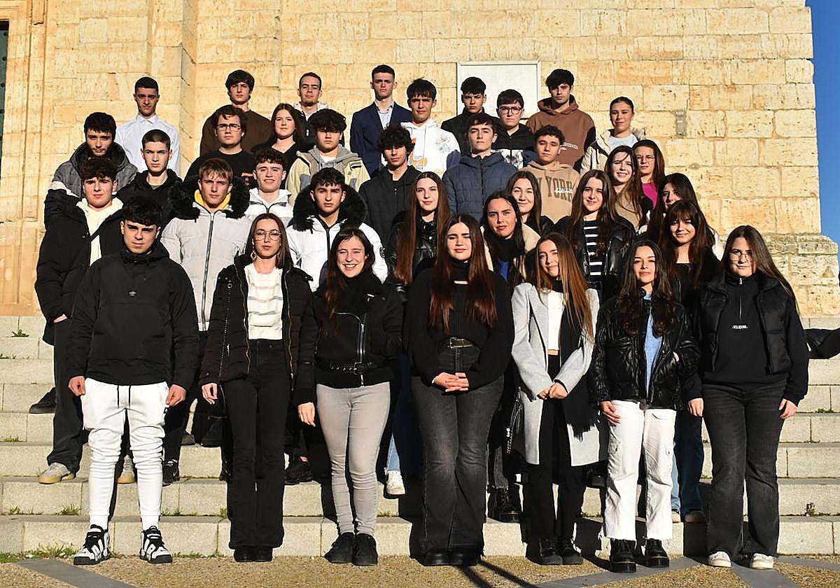 La mayor parte de los quintos de este año se reunieron para hacer una foto de familia