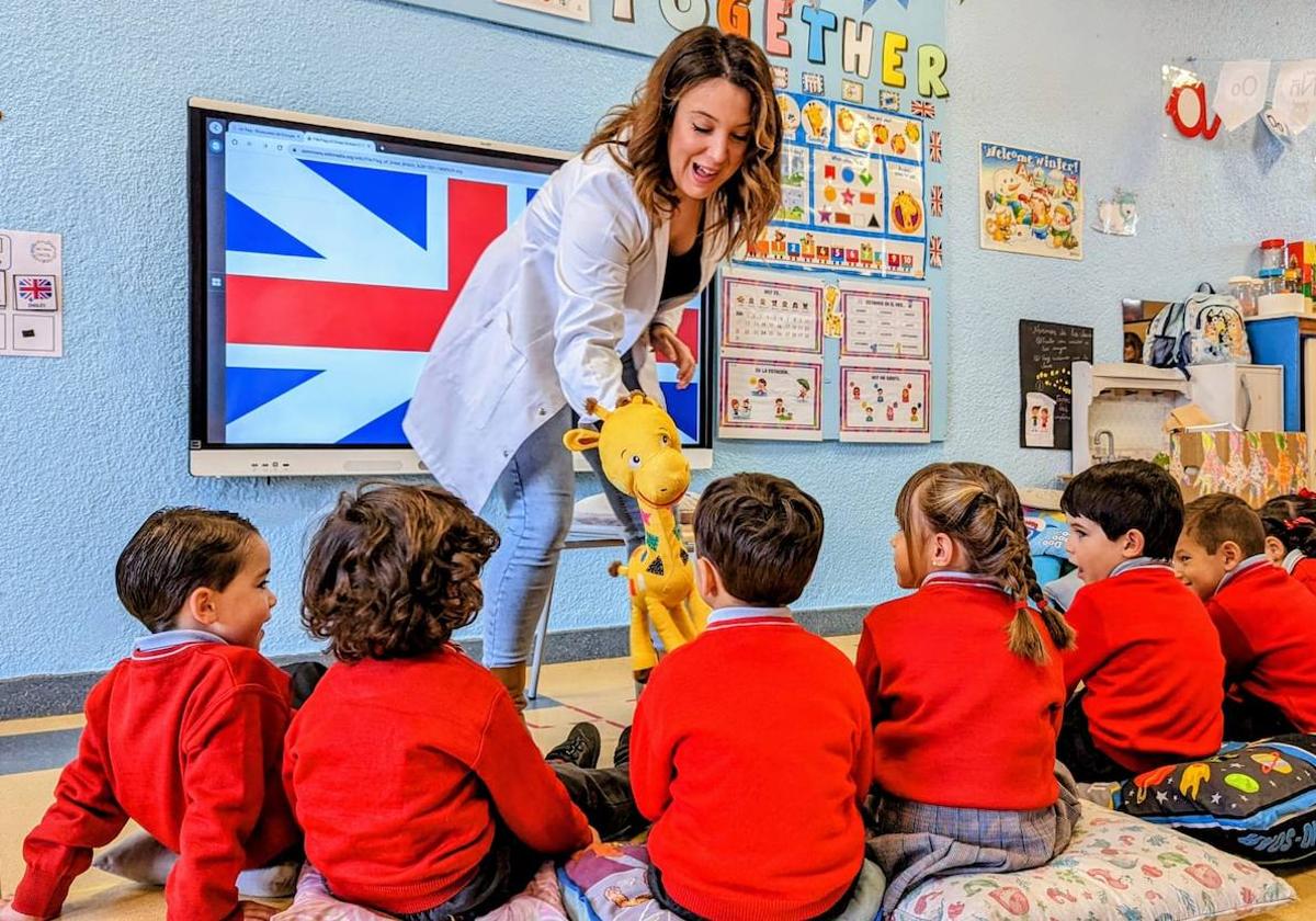 Una profesora del Colegio San Agustín enseña a alumnos de Educación Infantil.