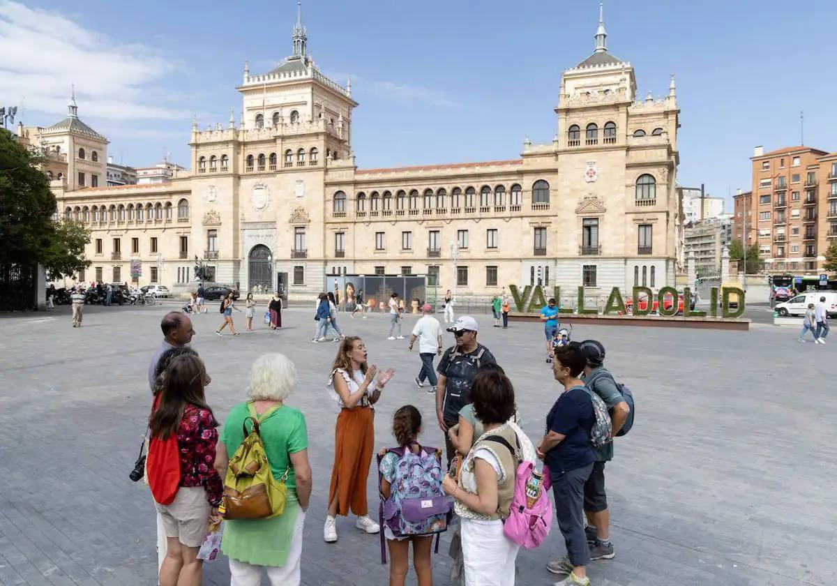 Una visita guiada a turistas por el centro de Valladolid.