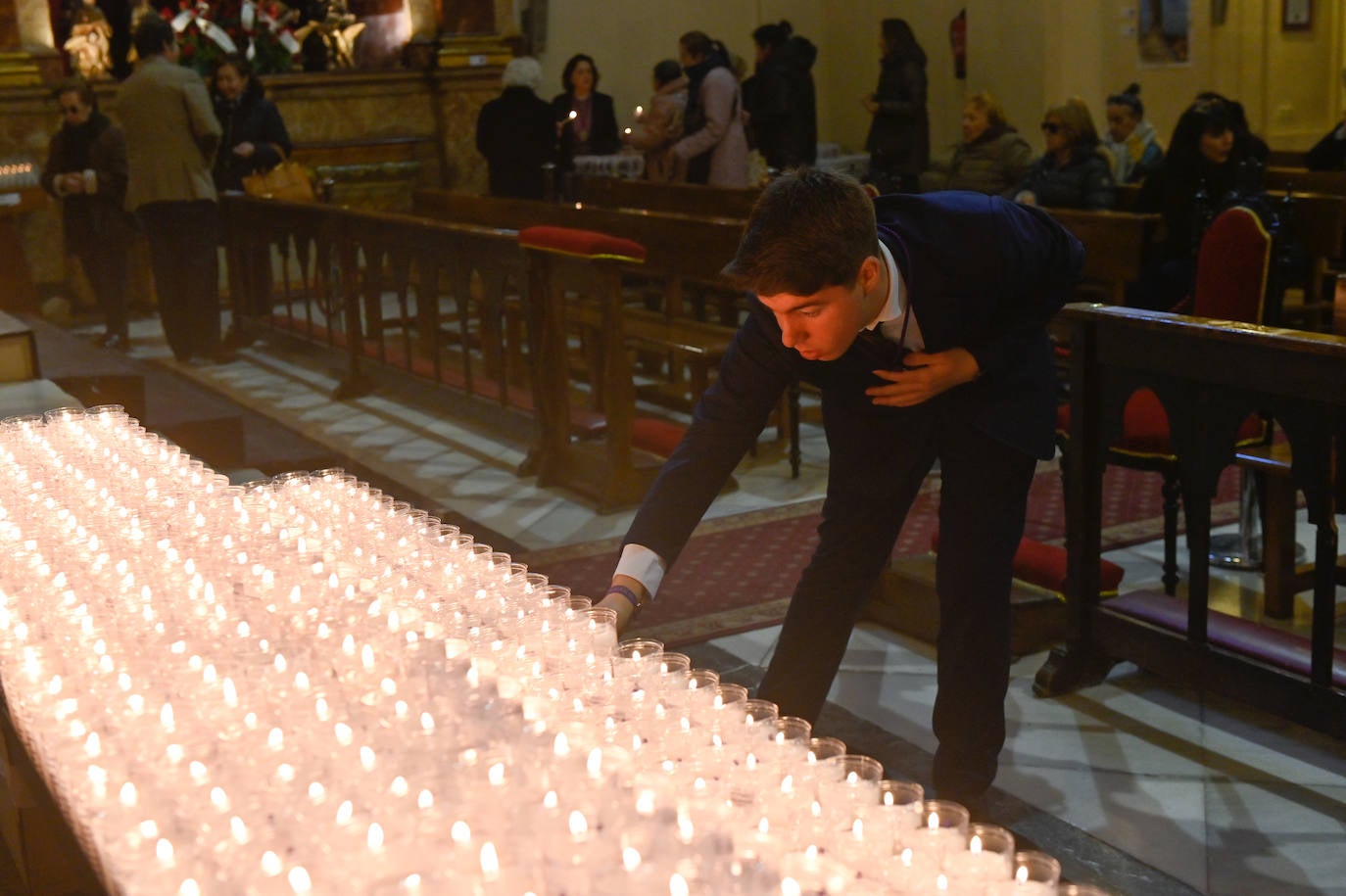 Las imágenes del besapié en la iglesia de Nuestro Padre Jesús Nazareno