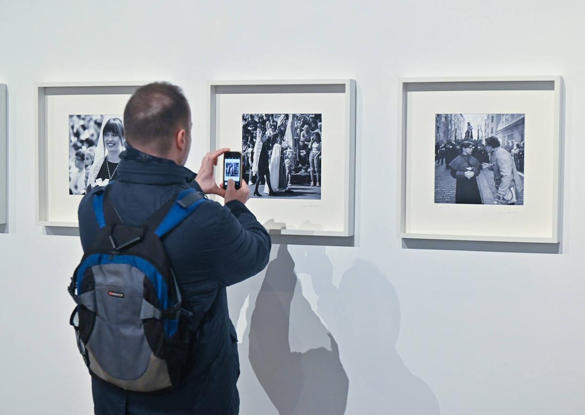 Imagen secundaria 1 - Cuatro décadas de fotografía en blanco y negro en la sala Pasión de Valladolid