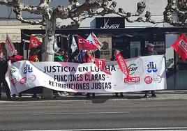 Los sindicatos protestan con una pancarta frente a Lécrac.