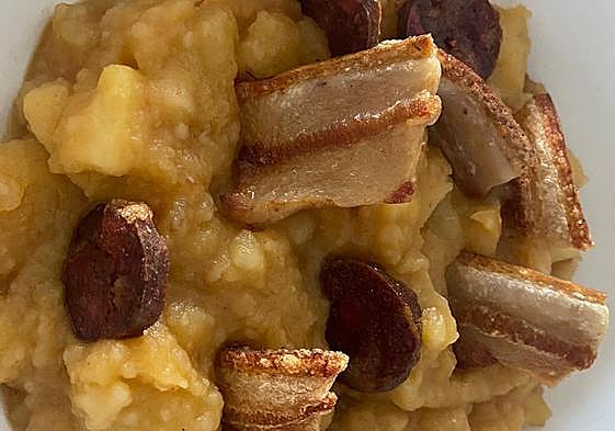 Las patatas 'meneás', listas para degustar.