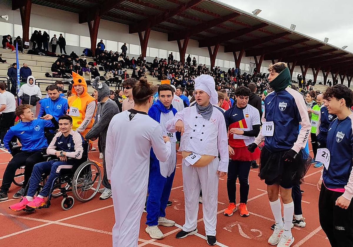 Algunos de los participantes este viernes en la Milla Solidaria de Segovia.