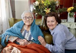 Modesta Duque García, que acaba de cumplir 107 años, posa para la fotografía con su hija Trini.