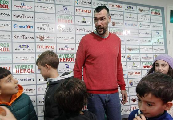 Gedeón Guardiola, acompañado de niños de Nava de la Asunción durante su presentación.