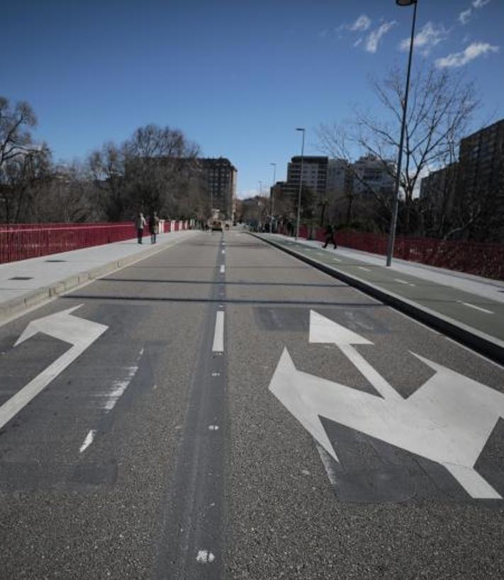 Imagen secundaria 2 - La nueva señalización de la avenida de Gijón (arriba), el puente de Isabel La Católica (debajo a la derecha) y del puente de Poniente (izquierda).