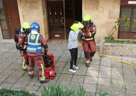 Los bomberos sofocan el incendio ocurrido en la calle Maestro Ávila, número 3