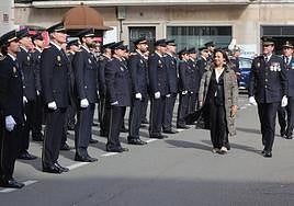 El jefe de la Policía Local y la alcaldesa pasan revista a los agentes palentinos en la plaza de San Lázaro.