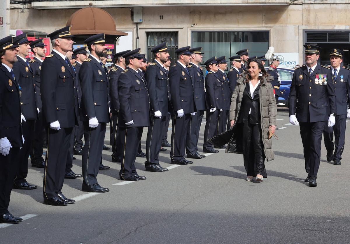 El jefe de la Policía Local y la alcaldesa pasan revista a los agentes palentinos en la plaza de San Lázaro.