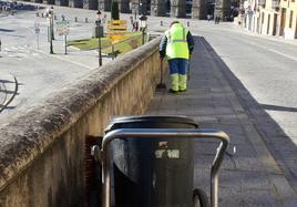 Personal del servicio de limpieza de la ciudad de Segovia barriendo en la cuesta de San Juan.