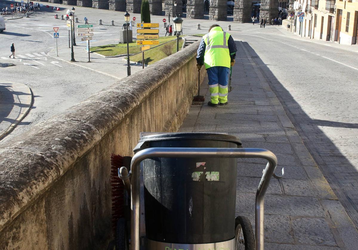 Personal del servicio de limpieza de la ciudad de Segovia barriendo en la cuesta de San Juan.