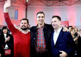 Pedro Sánchez abraza a Tudanca y a Cendón, en un acto electoral.