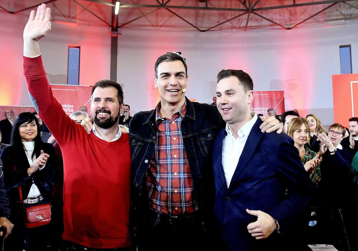 Pedro Sánchez abraza a Tudanca y a Cendón, en un acto electoral.
