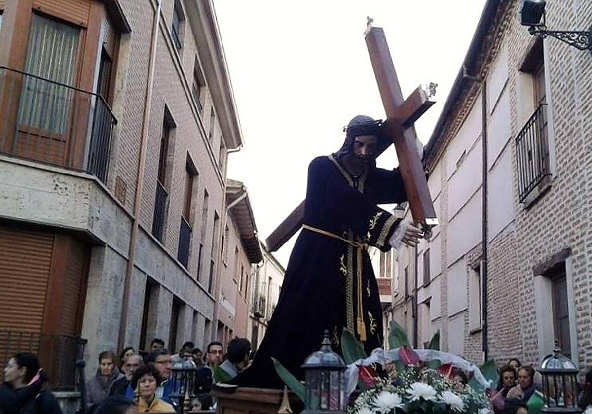 Imagen de Nuestro Padre Jesús Nazareno desfilando en procesión por las calles de Olmedo.