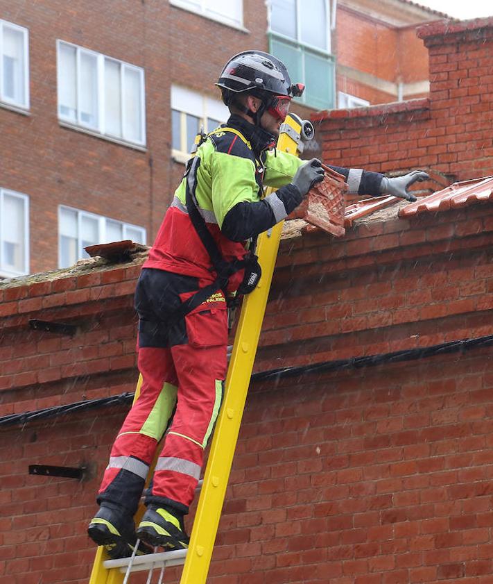 Imagen secundaria 2 - Actuaciones de los bomberos como consecuencia del fuerte viento.