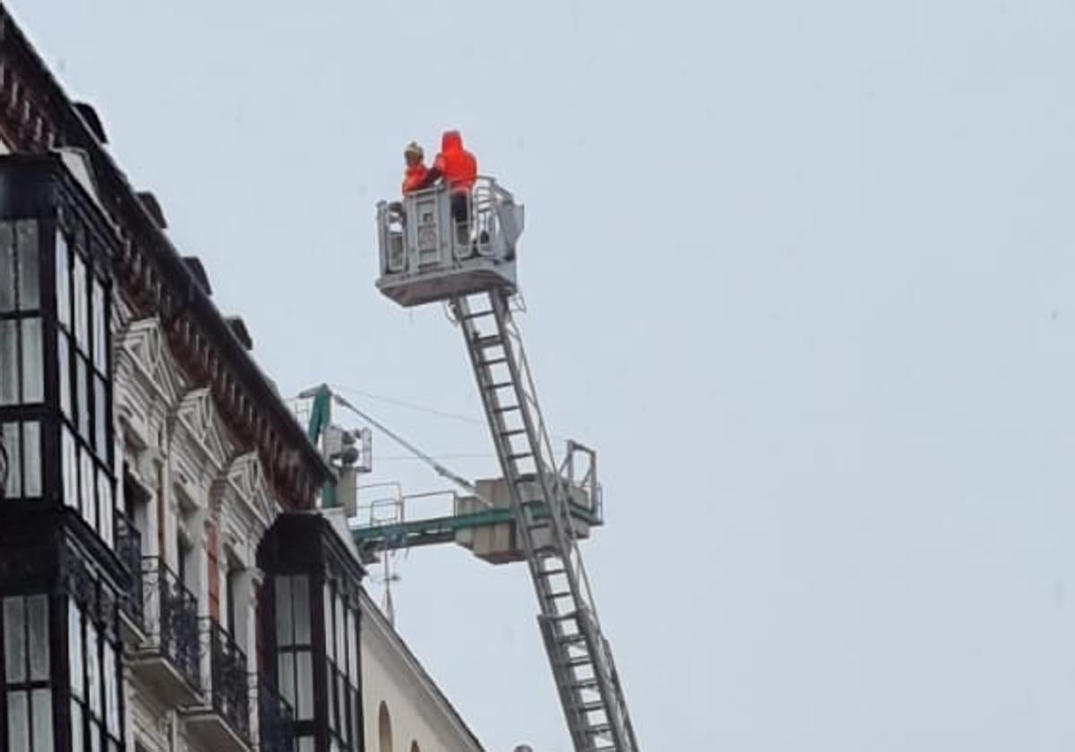 Un equipo de Bomberos trabaja tras un desprendimiennto en Bajada de la Libertad.