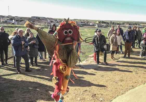 El Zangarrón rodeado de vecinos en la localidad zamorana de Montamarta.