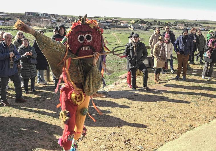 El Zangarrón rodeado de vecinos en la localidad zamorana de Montamarta.