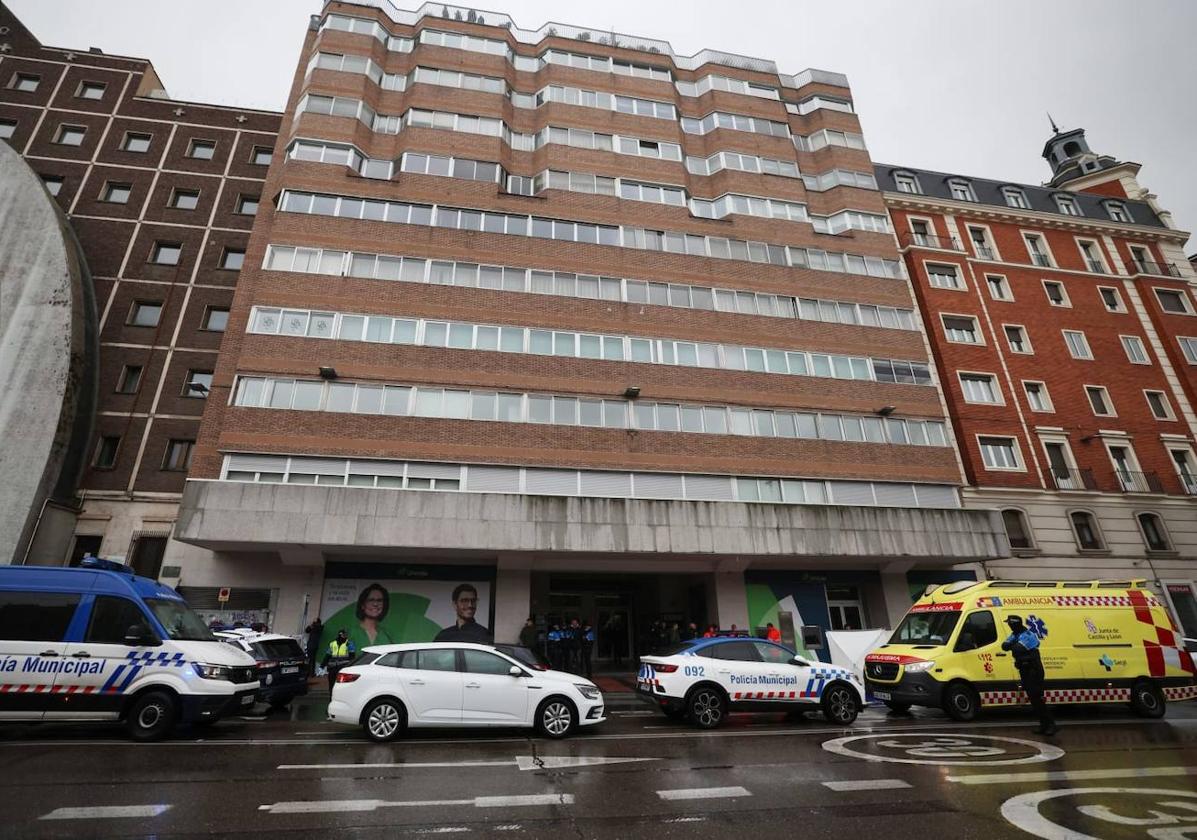 Edificio de la plaza España desde donde se ha precipitado el hombre.