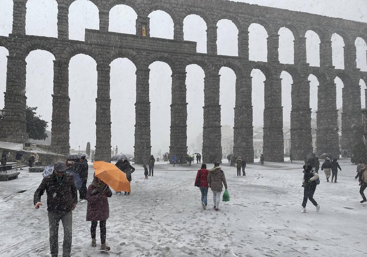 Una nevada cubre de blanco Segovia