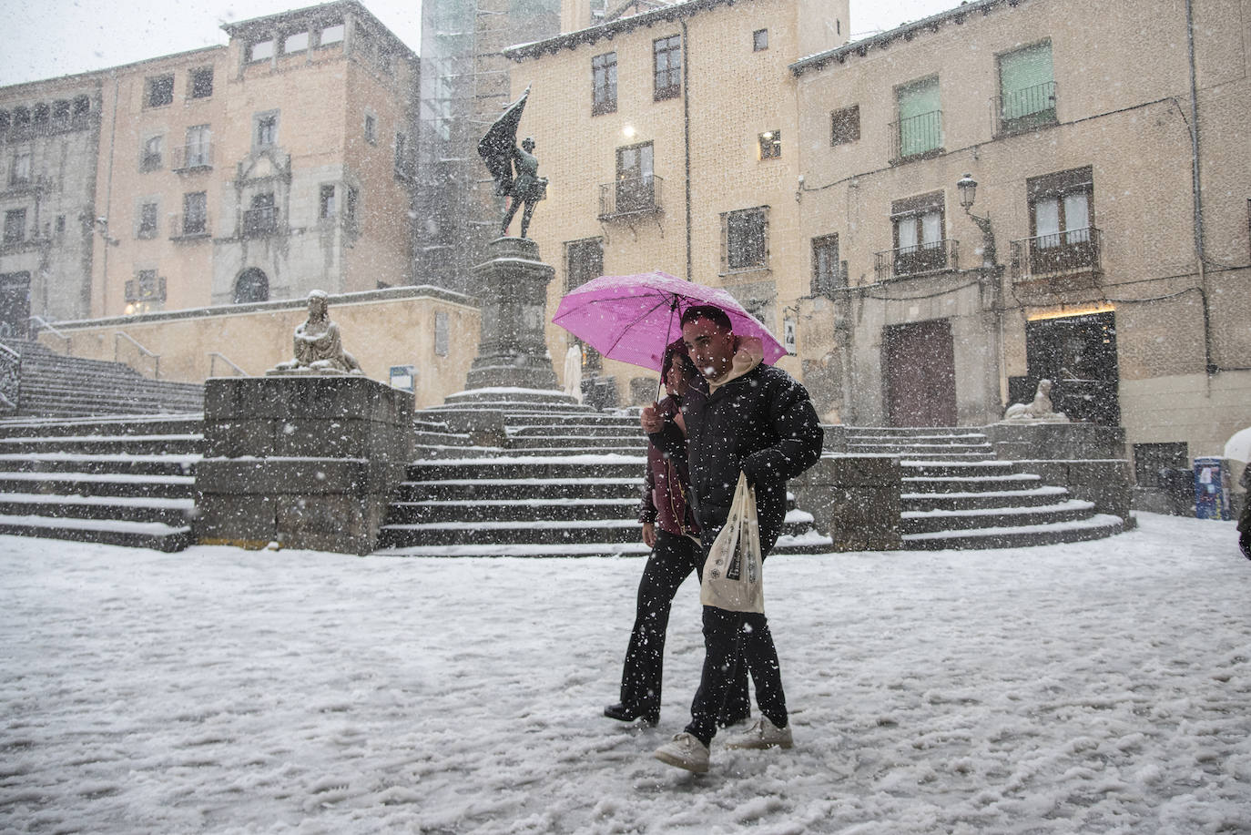 La nevada en Segovia capital, en imágenes