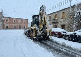 Trabajos de retirada de la nieve en Torrecaballeros.