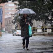 La nieve asoma en Valladolid y cubre de blanco las montañas de Castilla y León