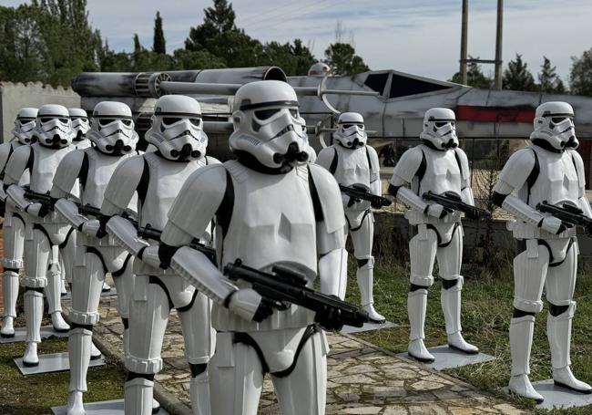 Figuras de Puerto Espacial, recinto abierto en Valoria la Buena en torno a la saga de 'Star Wars'.
