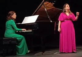 Irene Alfageme al piano y la soprano María Martín González durante el concierto en la sala Delibes del Teatro Calderón.