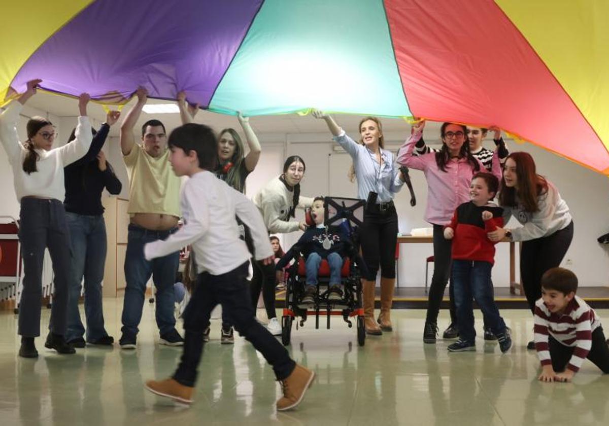 El derecho al ocio para los niños con dependencia: «Es medicina para el alma»