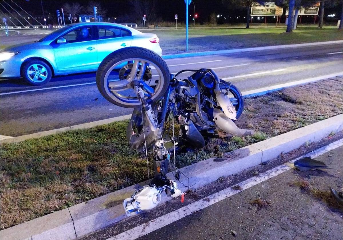 Estado en el que quedó la moto tras el accidente.