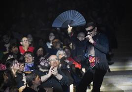 Rodrigo Cuevas interactúa con el público durante el concierto.