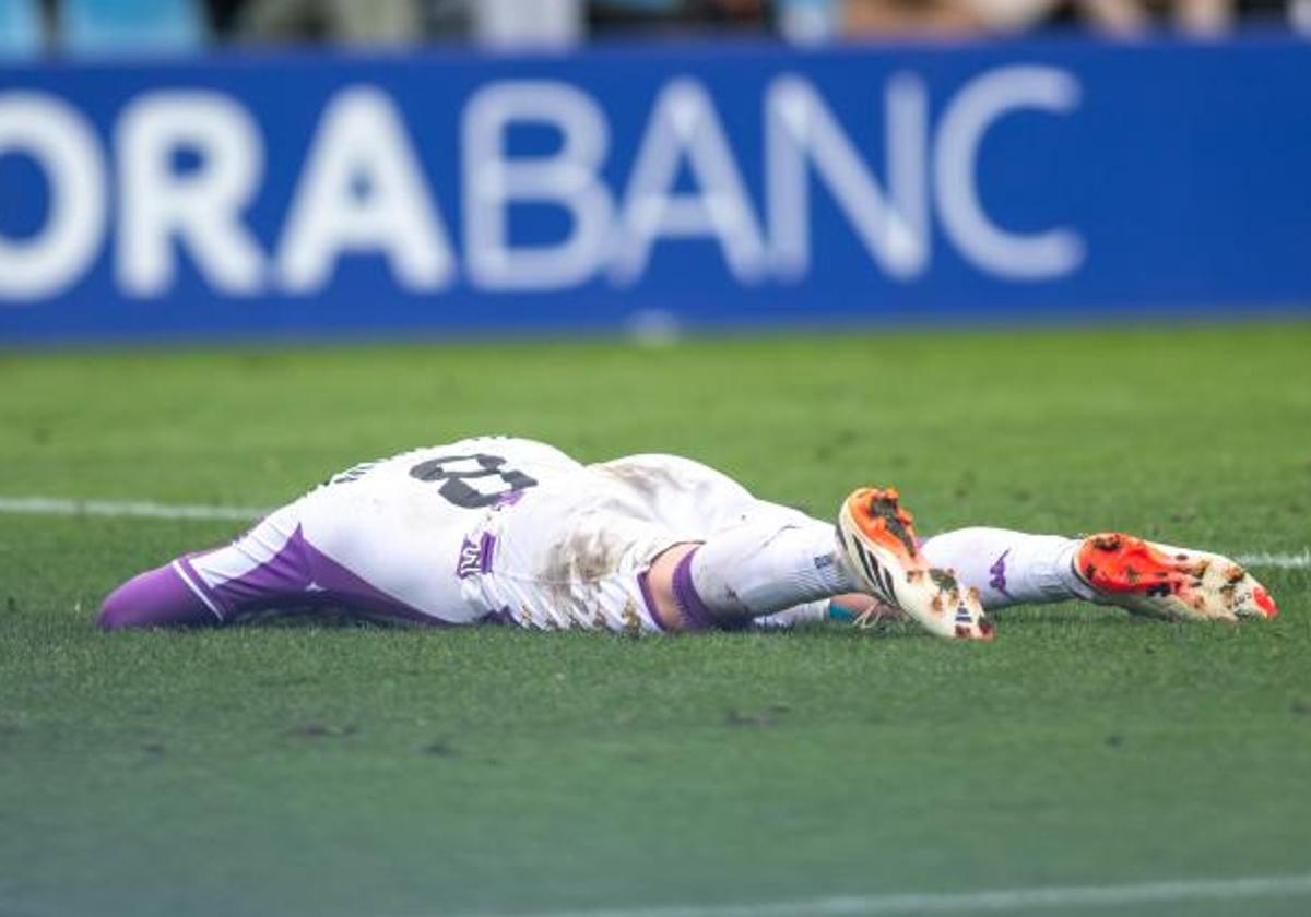 Monchu Rodríguez, tendido sobre el césped del Estadi Nacional de Andorra durante el último partido del Real Valladolid