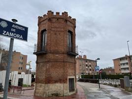 Torreón de ladrillo fechado en la primera década del siglo XX.