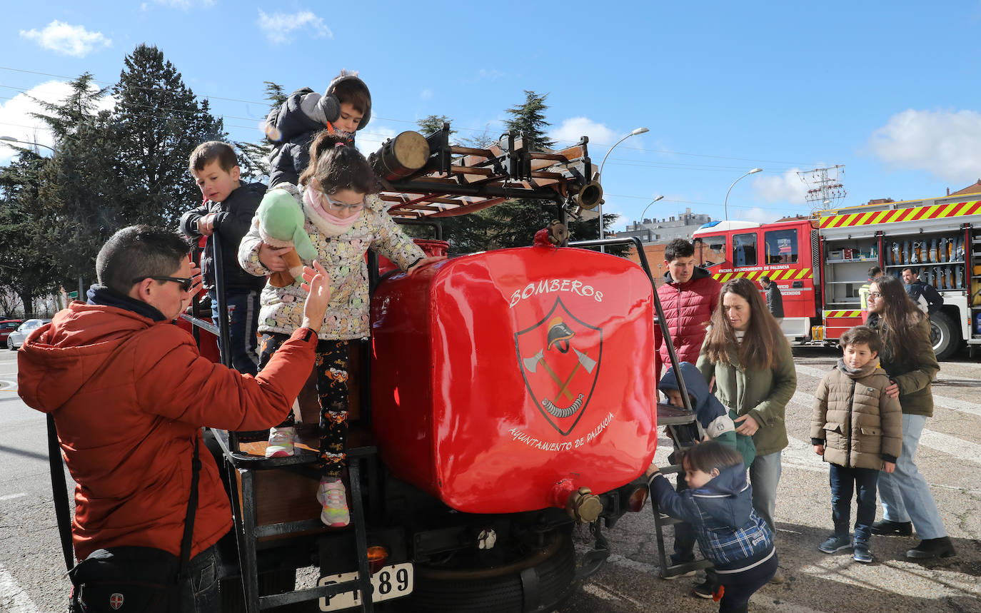 Los más pequeños aprenden de los bomberos de Palencia