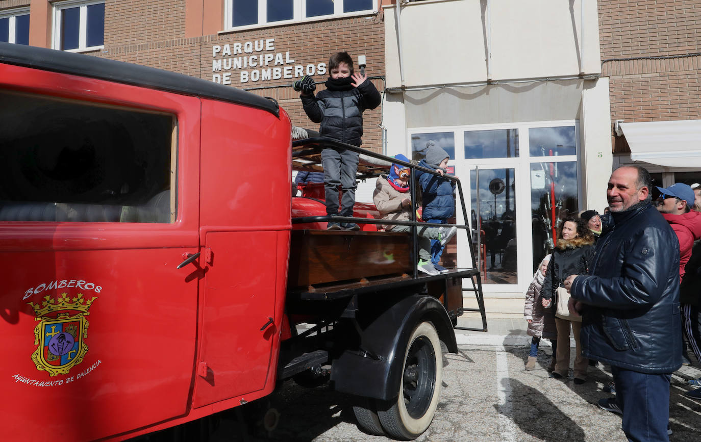 Los más pequeños aprenden de los bomberos de Palencia