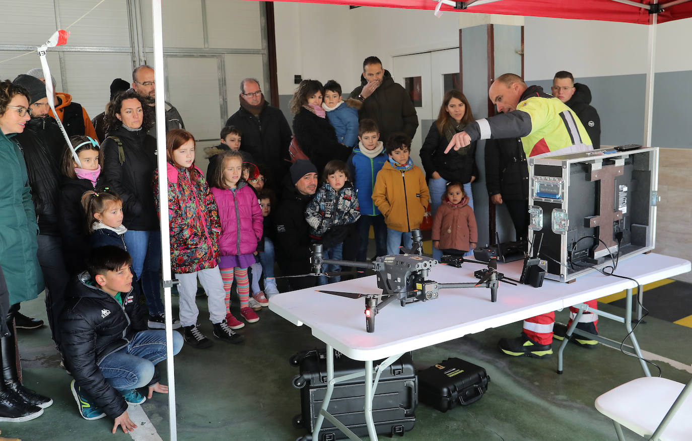 Los más pequeños aprenden de los bomberos de Palencia