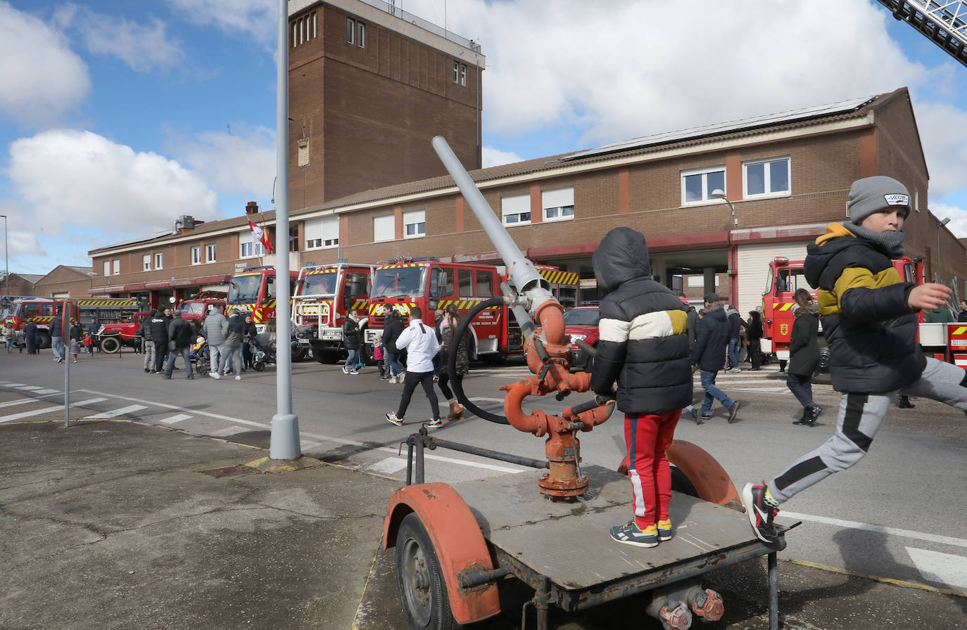 Los más pequeños aprenden de los bomberos de Palencia