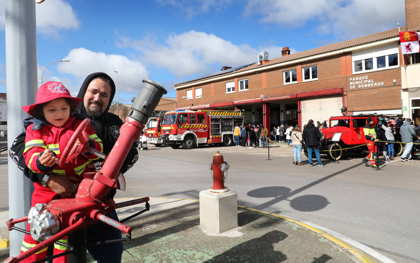 Los más pequeños aprenden de los bomberos de Palencia