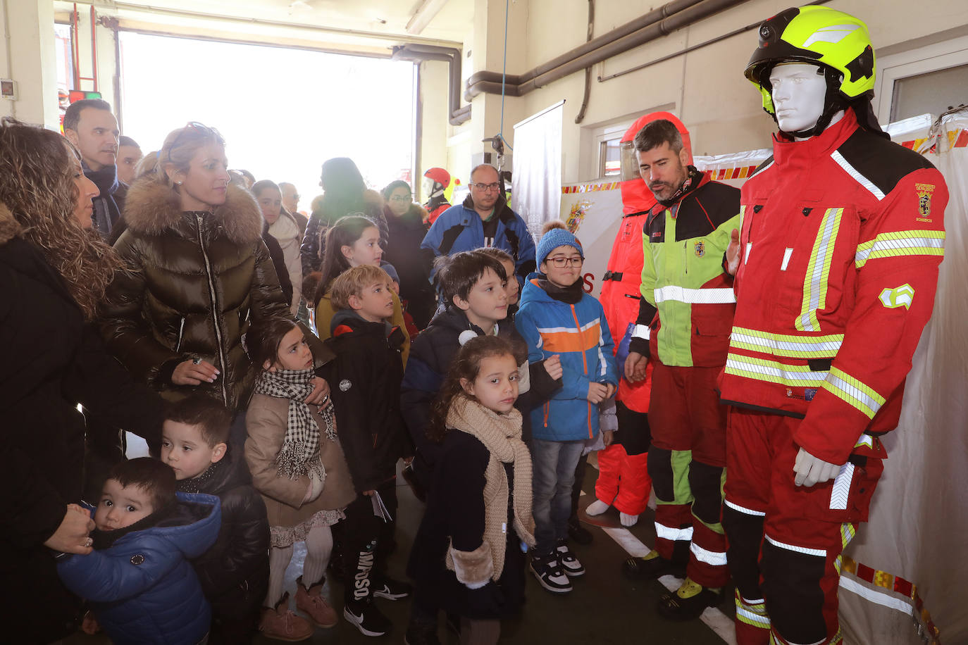 Los más pequeños aprenden de los bomberos de Palencia