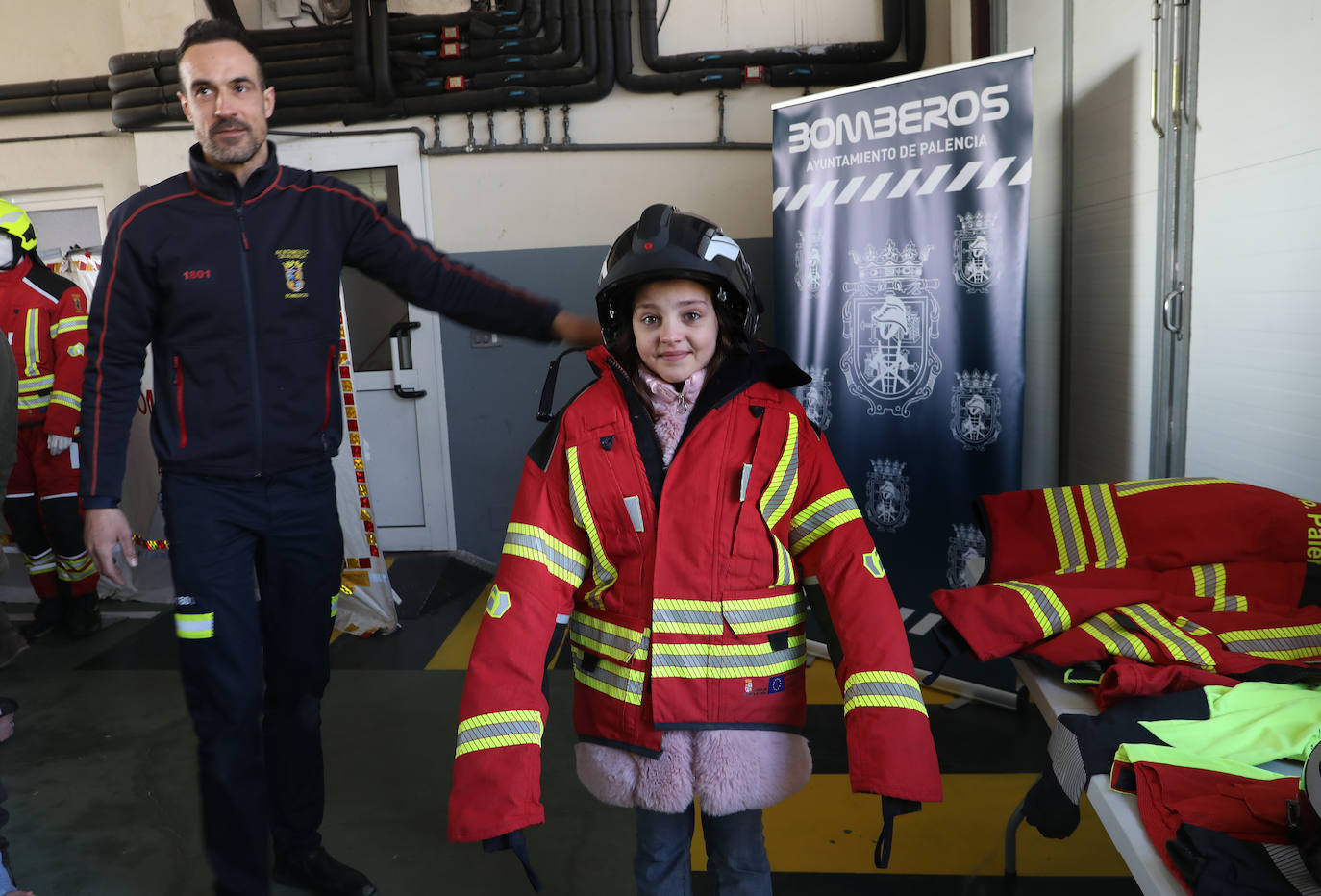 Los más pequeños aprenden de los bomberos de Palencia