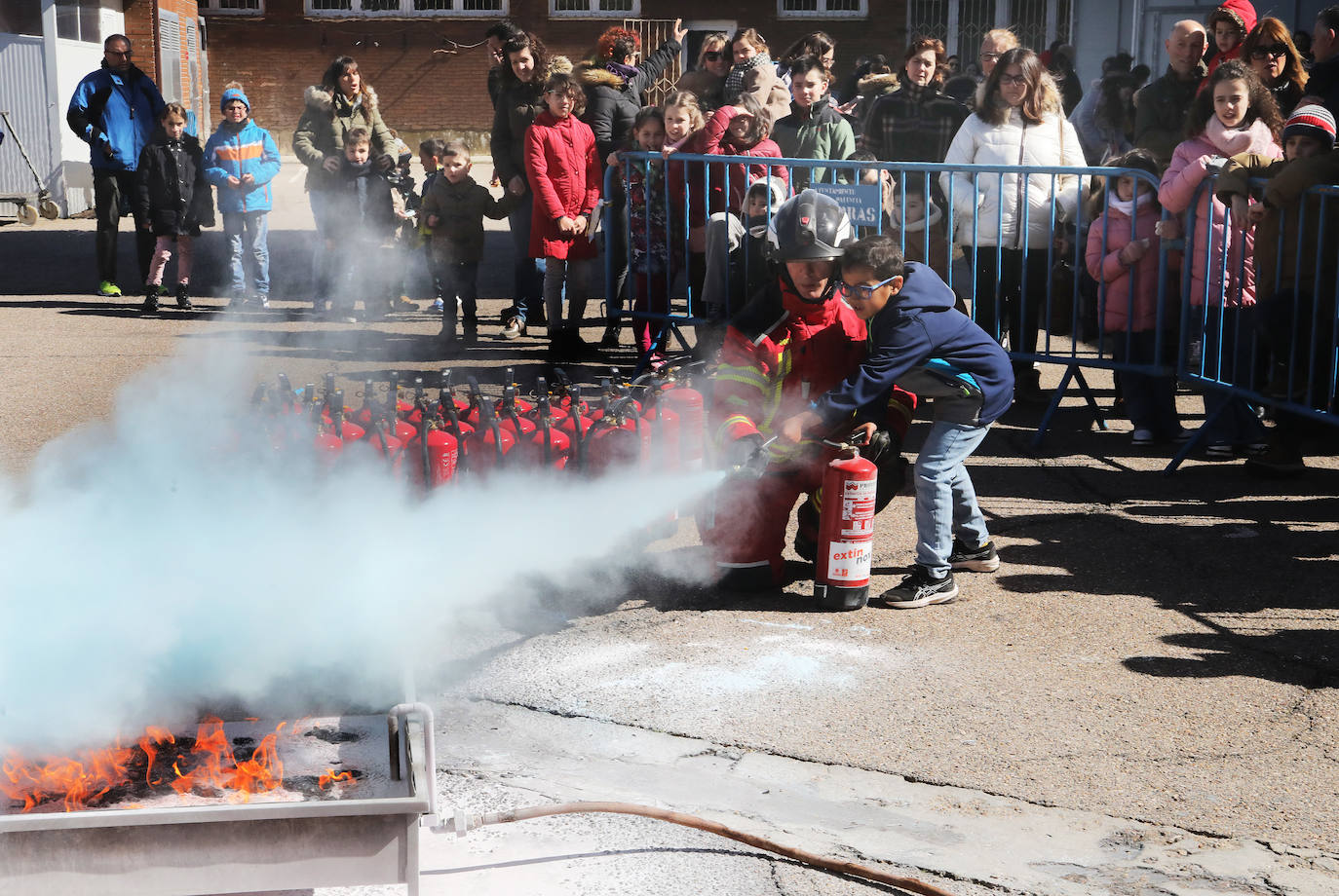 Los más pequeños aprenden de los bomberos de Palencia