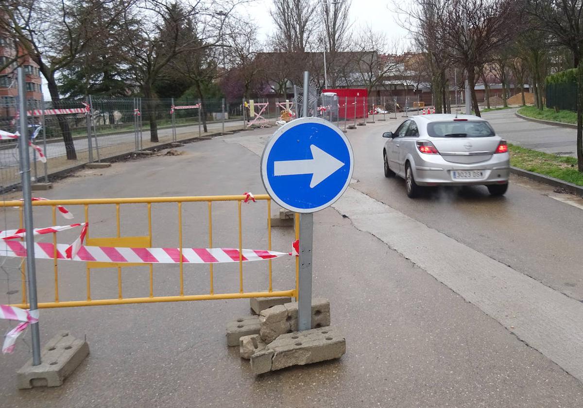 Los coches circulan ya con normalidad por Eusebio González Suárez en sentido de salida hacia José Garrote Tebar.